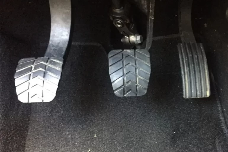 Не полностью возвращается педаль тормоза