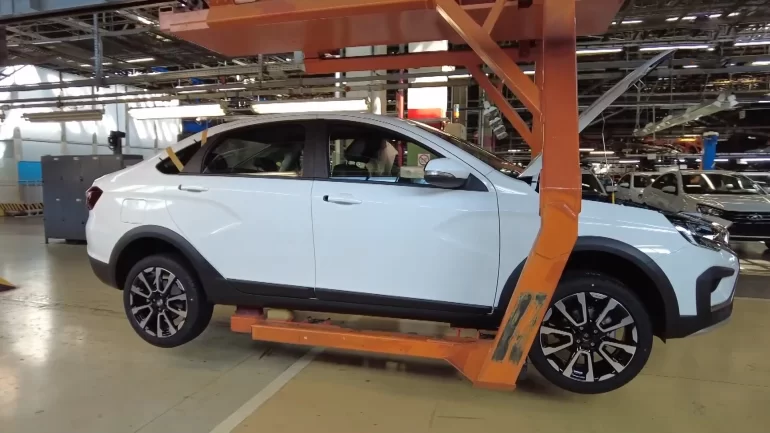 Почему АВТОВАЗ снизил производство автомобилей LADA в конце 2024 года