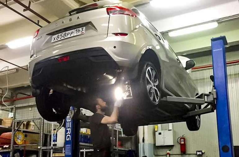 Есть горизонтальный люфт передней подвески на вывешенных колесах