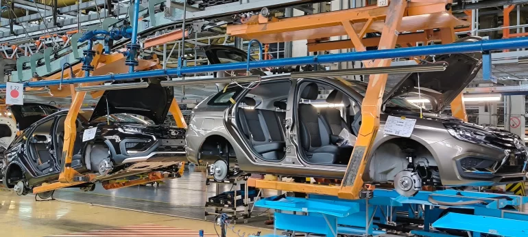 Почему АВТОВАЗ снизил производство в начале 2025 года