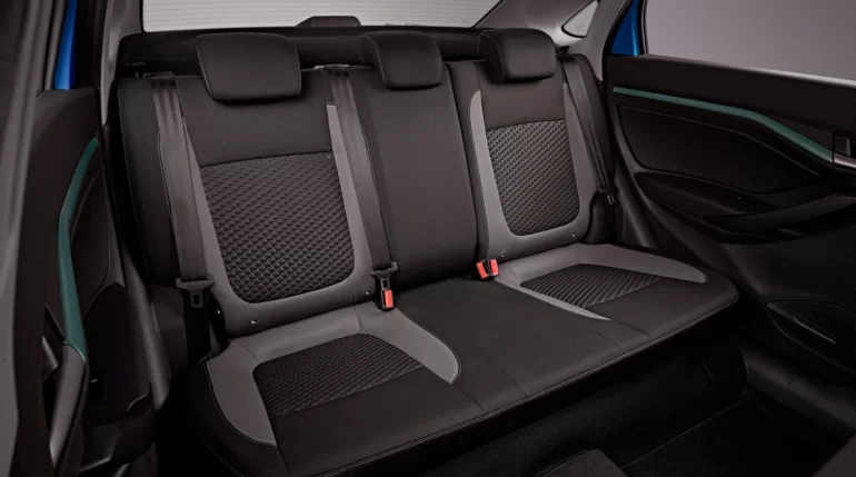 Можно ли поставить задний центральный подголовник без замены спинки Весты?