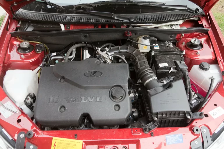 Лада Калина заводиться и почти сразу глохнет...