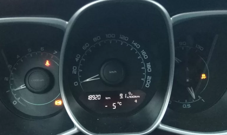 Не разгоняется, на панели значок АБС и скользкая дорога