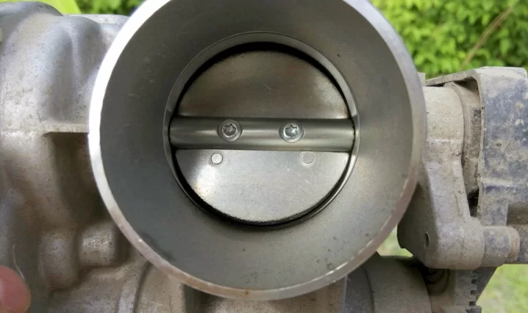 Какой угол открытия дросселя при включении зажигания?