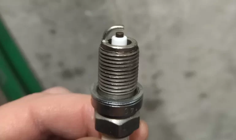 Одна свеча без следов износа, почему?