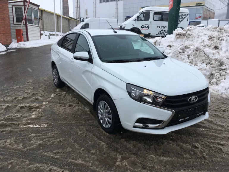 На холодную не заводится, заливает свечи