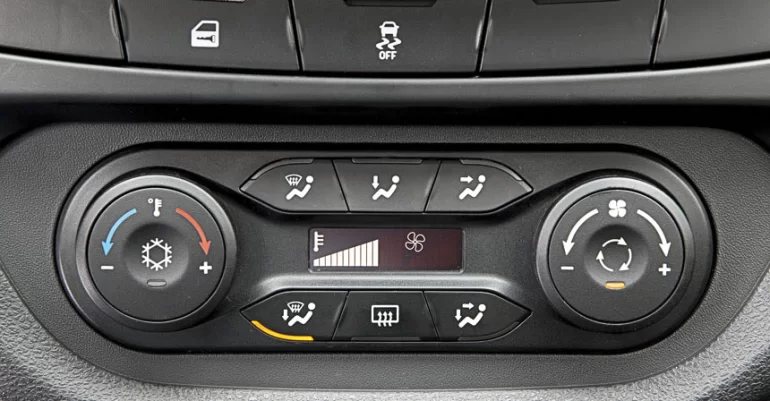 При включенни печки включается вентилятор охлаждения радиатора на Весте