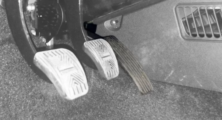 При резком торможении педаль тормоза начинает скакать