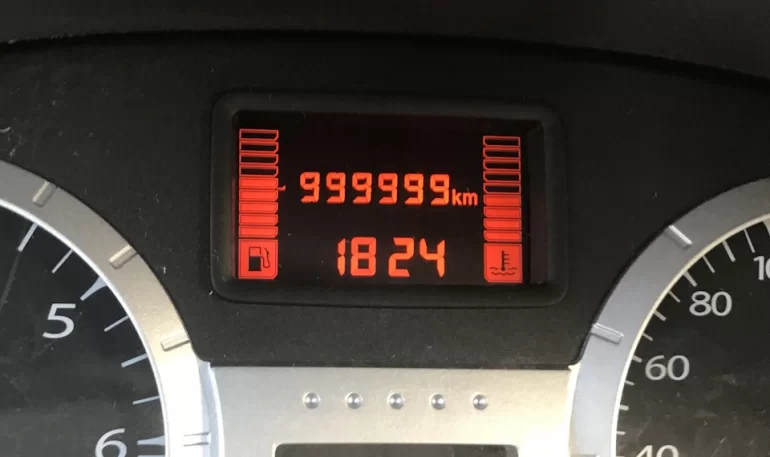 Щиток приборов Ларгуса показывает пробег миллион (все девятки)
