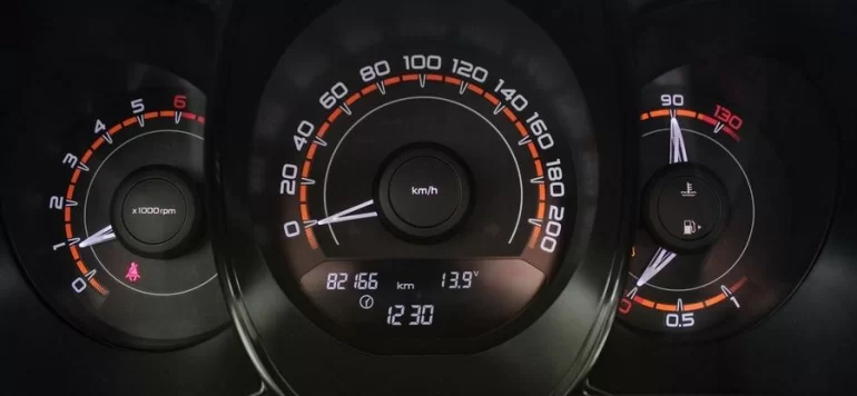 Может ли комбинация приборов Vesta ПО 604 показывать переключение передач?