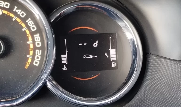 В щитке приборов Largus FL загорелся "--d" и гаечный ключ