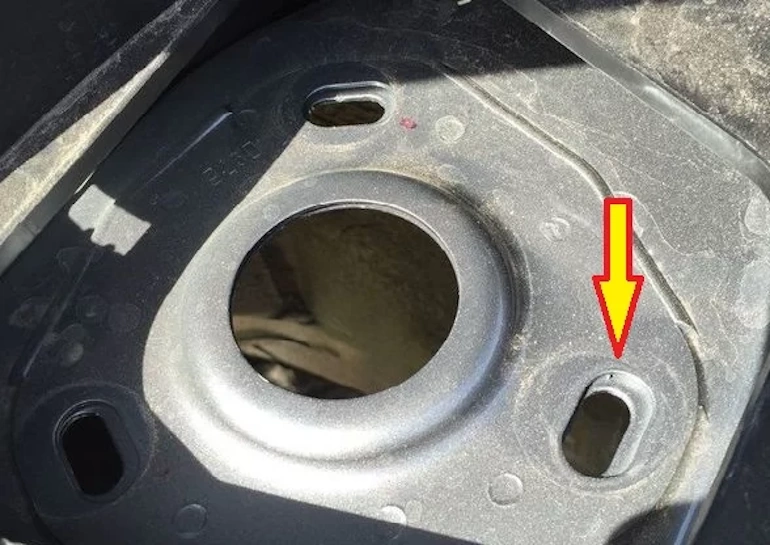 Почему отверстия для болтов верхней опоры амортизатора овальные?