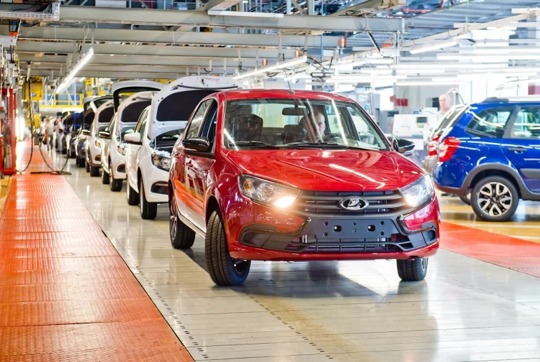 LADA Granta начали красить в новый ярко-красный цвет «Фламенко» LADA Granta начали красить в новый ярко-красный цвет «Фламенко»