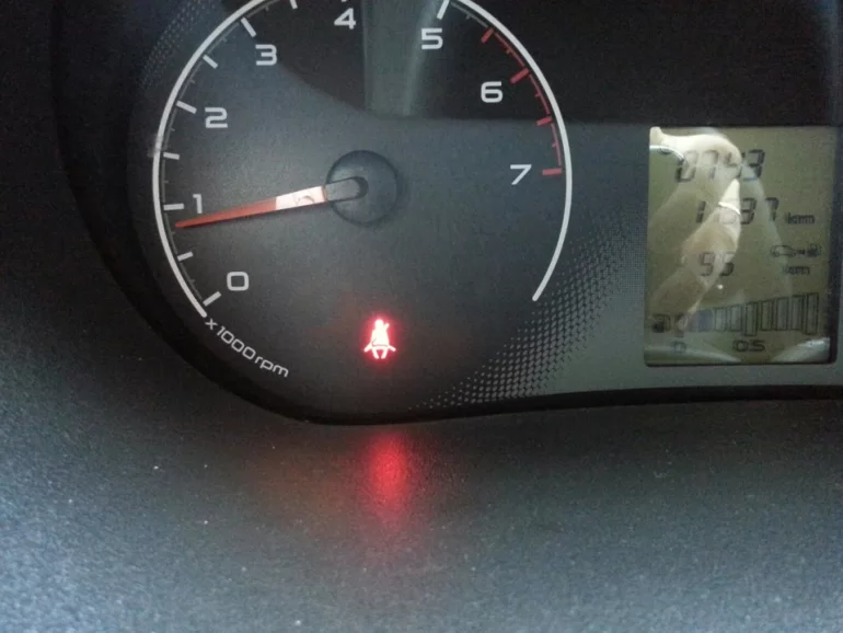 Индикатор непристегнутого ремня безопасности не гаснет