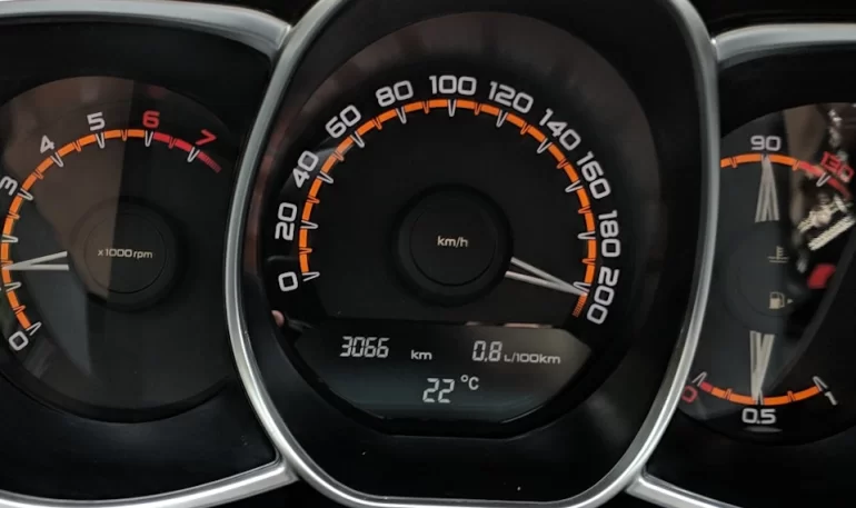 Глючит спидометр, стрелка сама поднимается до 200км/ч