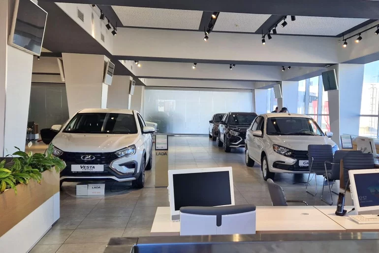 Реально ли купить базовые версии Lada Vesta или Granta у дилера?