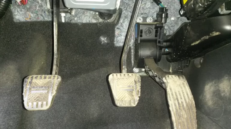 Иногда педаль газа не реагирует на нажатие