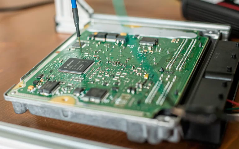 Поставщика микросхем для электронных блоков автомобилей LADA нашли в России