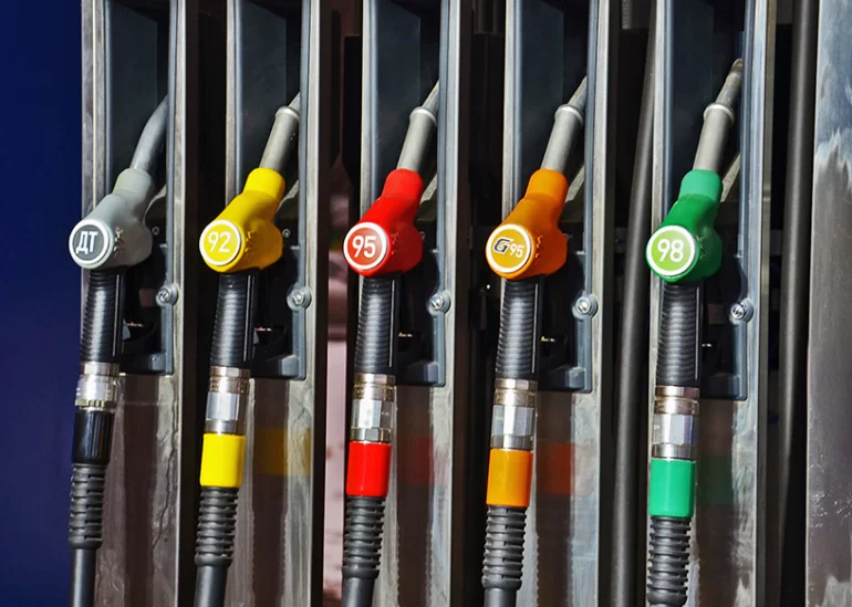 Каким бензином заправляются в РФ в начале 2025 года