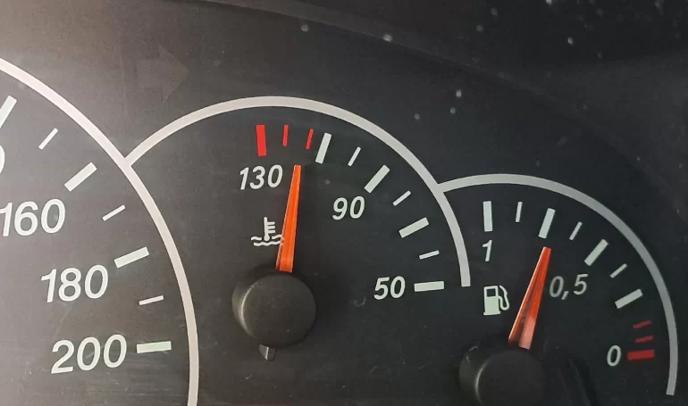 На горячую сама газует и печка греет только на повышенных оборотах