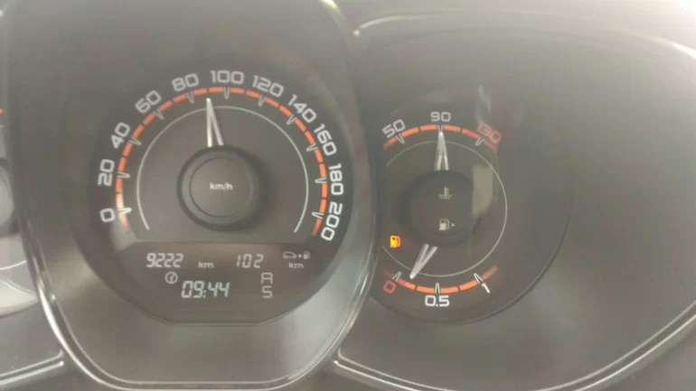 Полный бак бензина, а стрелка на нуле