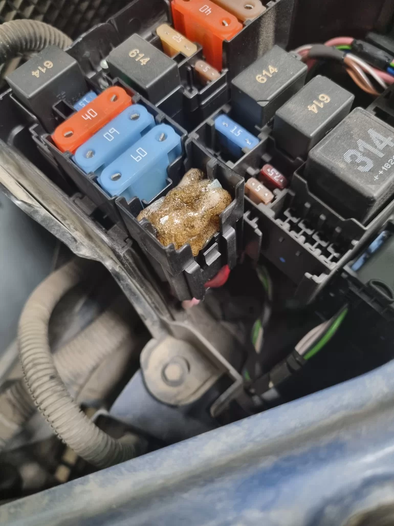 Плавятся предохранители подогрева сидений и стекла