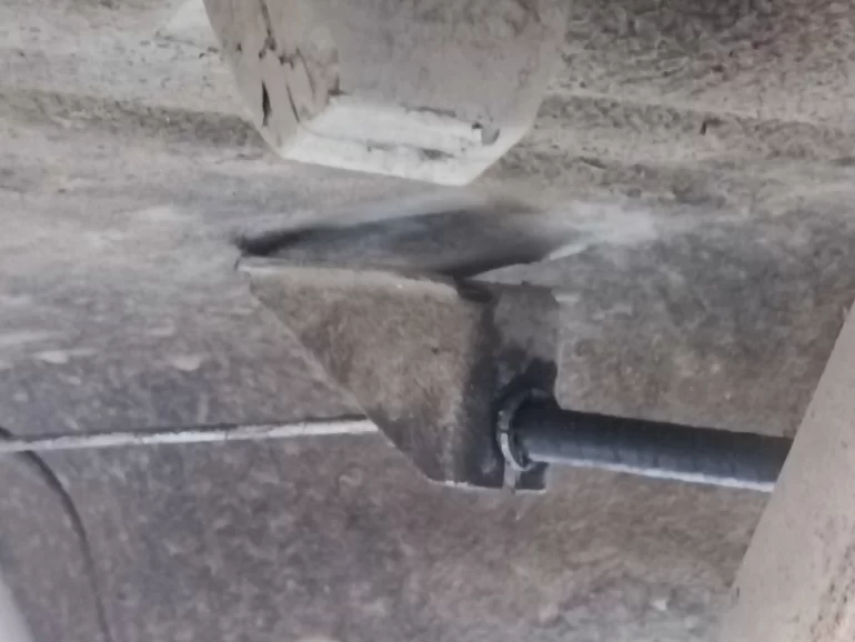 Кронштейн крепления троса ручника не приварен к кузову, сказали не гарантийный случай