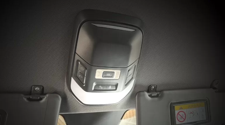 Иногда в салоне сам зажигается свет на Vesta NG