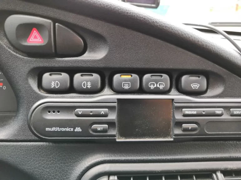 При включении обогрева зеркал и стекла перестает работать электрика