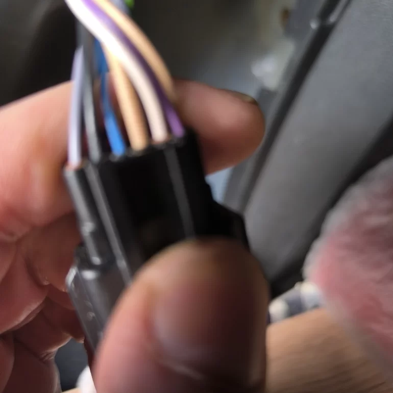 Проложена ли проводка для камеры заднего вида с завода на Иксрей?