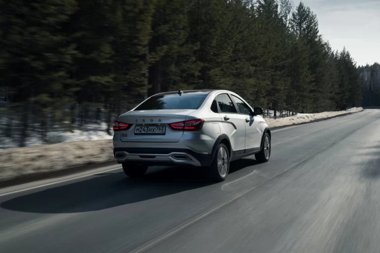 Стук сзади машины при торможении на Весте