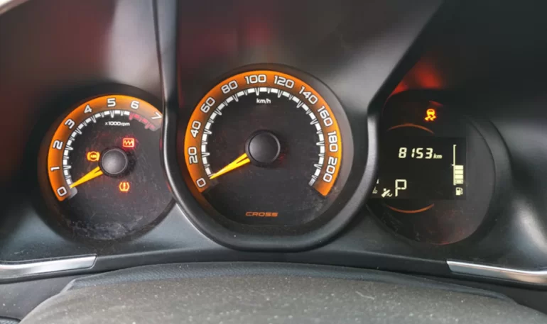 Загорелись индикаторы неисправностей на щитке приборов после переезда неровностей