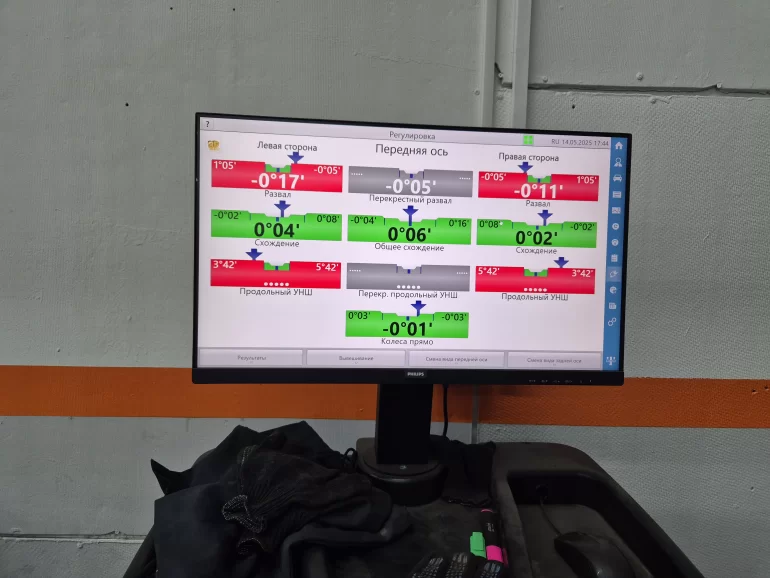 При торможении на повороте машину тянет, педаль становится жесткой