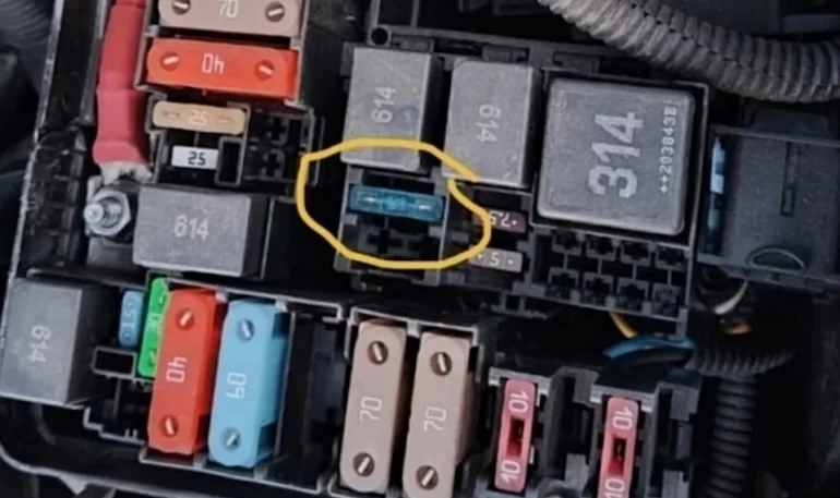 Заглохла на ходу Vesta, стартер не крутит, причина предохранитель кондиционера Заглохла на ходу Vesta, стартер не крутит, причина предохранитель кондиционера