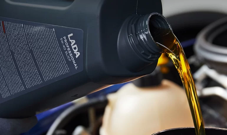 Какое лить масло в двигатель: синтетика или полусинтетика?