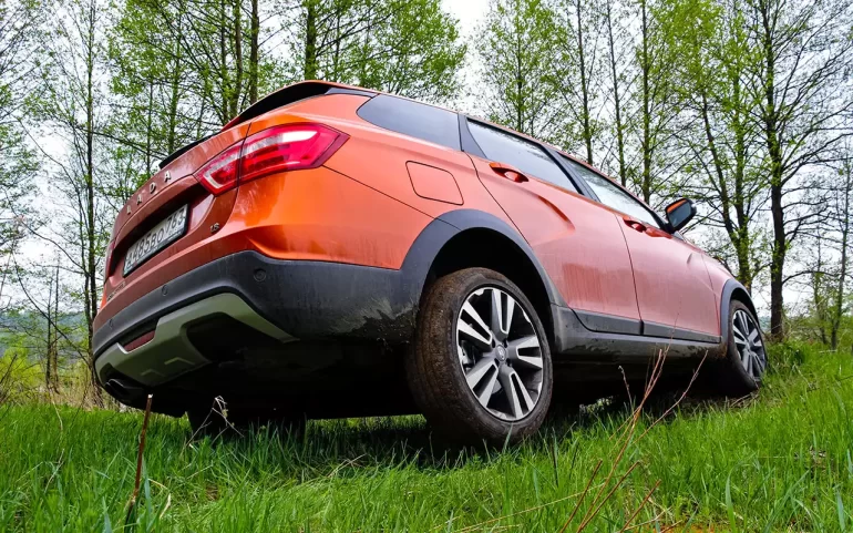 Откуда бряканье в задней балке при диагональном вывешивании?