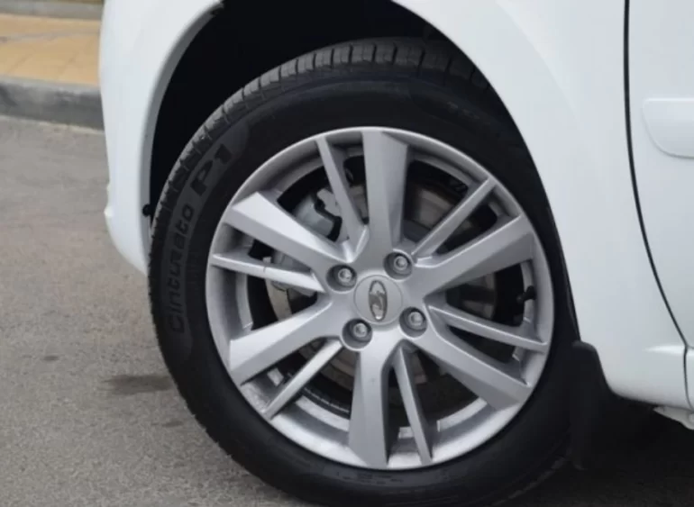 Все четыре колеса блокируются, машина не едет