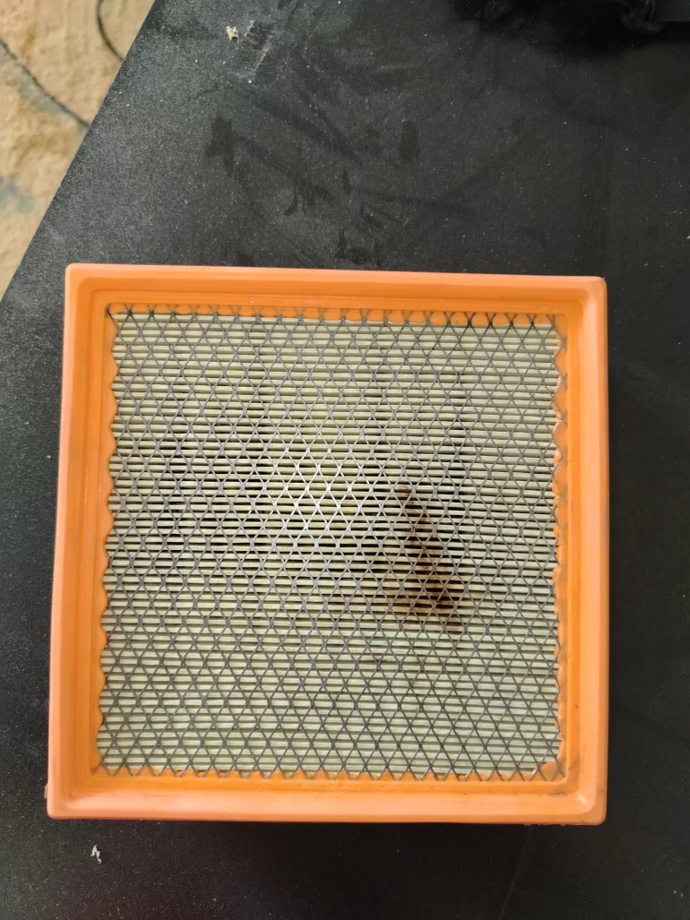 Что за непонятный след на воздушном фильтре двигателя?