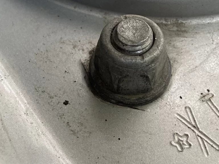 Трещины на переднем стакане Калины