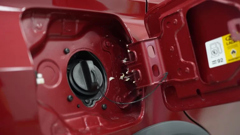 Особенности лючка бензобака Lada Iskra