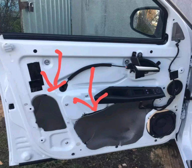 Чем клеятся заглушки внутри дверей?