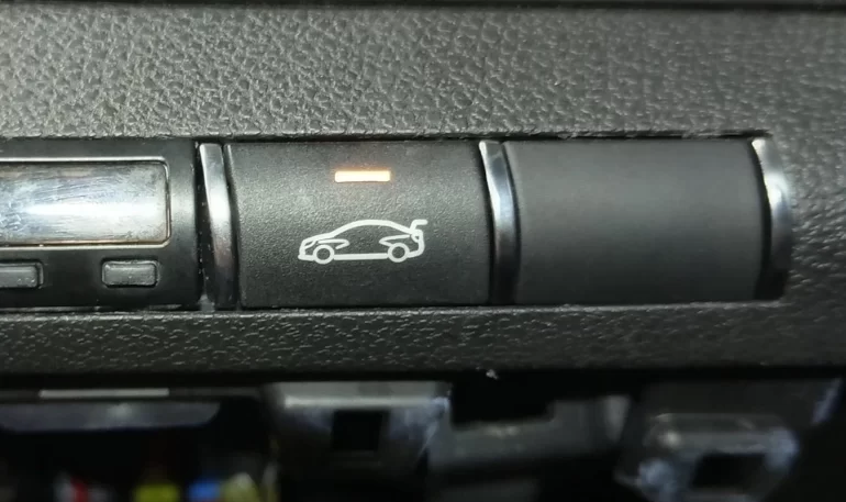 Как установить кнопку открытия багажника в салон Lada Vesta NG