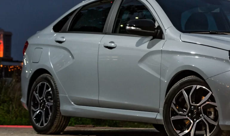 АВТОВАЗ возобновил покраску Lada Vesta в цвет «Тайфун»