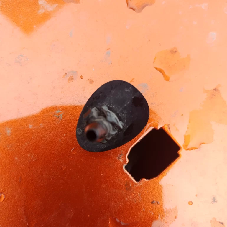 На капоте Vesta слишком большие отверстия для форсунок омывателя