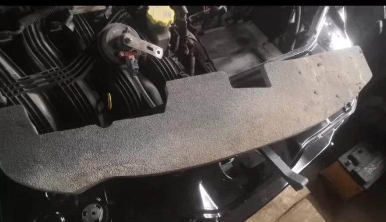 Куда устанавливается эта защита подкапотного пространства на Весте?