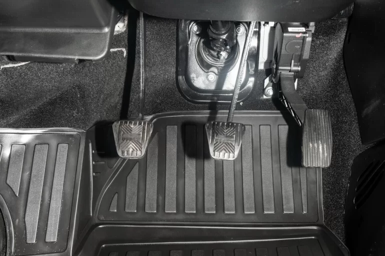 Потянули педаль сцепления не себя, теперь она выше педали тормоза