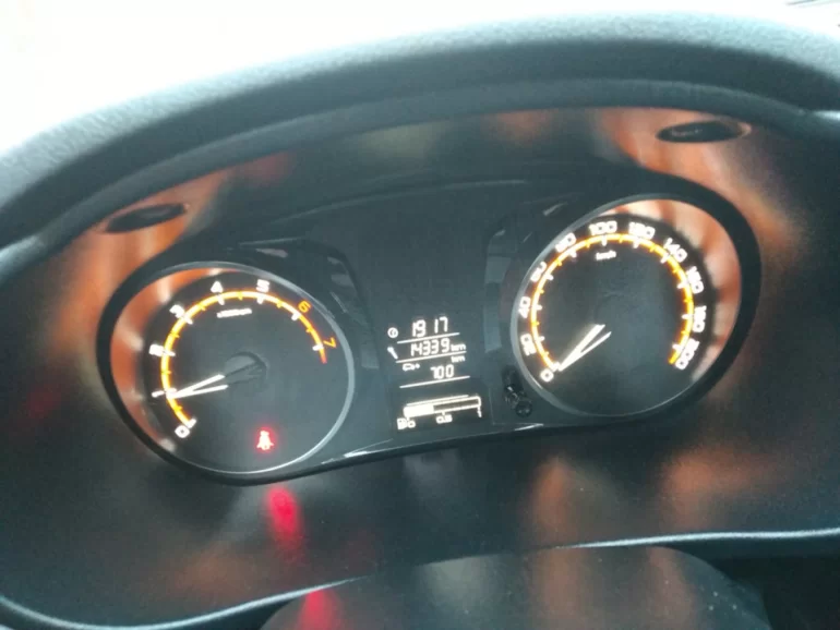 Что означает гаечный ключ в комбинации приборов?