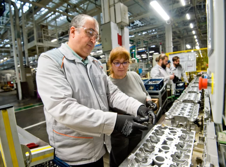 Зачем сотрудники офиса раз в год работают на конвейере АВТОВАЗа