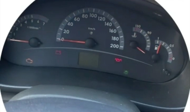 Не заводится, моргает приборная панель и щелкает