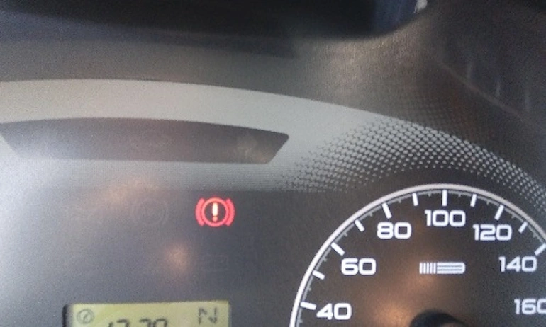 Приборная панель не реагирует, горит восклицательный знак и слышны щелчки